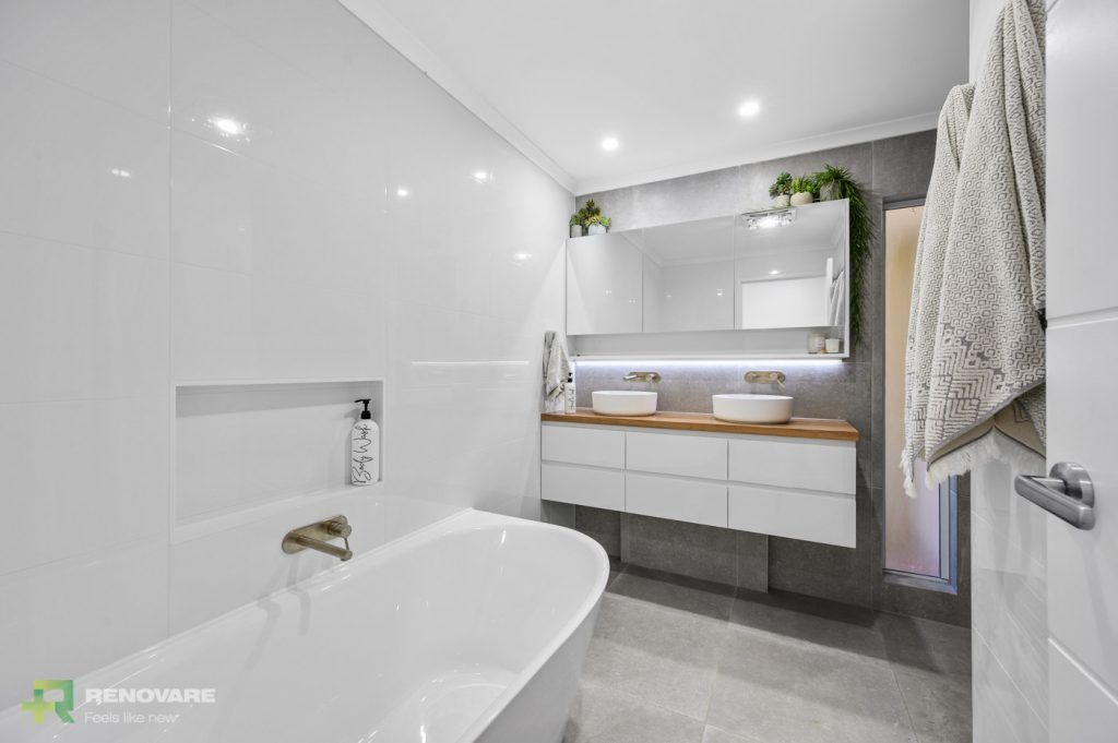 Bathroom renovation with a bath | Renovare